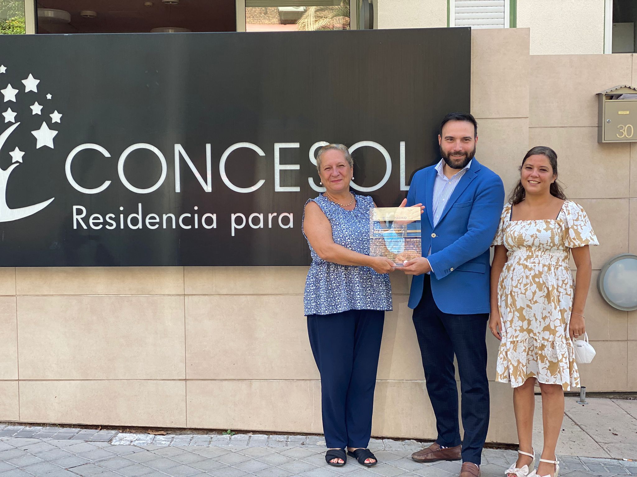  El concejal de Ciudad Lineal, Ángel Niño, entrega placas de agradecimiento a varios establecimientos hosteleros del distrito